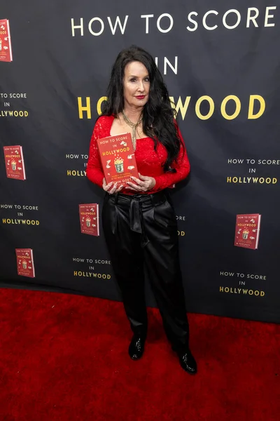 Ekran Makinesi 'nin sunucusu Shannon Disponett, Kevin Goetz' in Hollywood 'un Kitap Başlatma Bölüm 2' sine 23 Kasım 2025 'te Los Angeles, Kaliforniya' da özel bir konutta katılıyor.