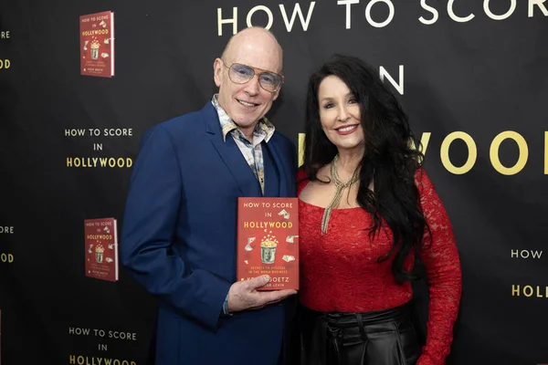 Yazar / Film Yapımcısı Kevin Goetz, Ekran Motoru Sunucusu Shannon Disponett, Kevin Goetz 'in Hollywood' da Nasıl Sayı Yapılır 'kitabının 2. bölümünü özel konutta, Los Angeles, CA, 23 Kasım 2025