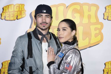 Müzisyen Jonah Dominiguez, dansçı Kiersten Willis Mostafa Elmorsy 'nin doğum günü partisine katıldı. 5 Aralık 2025' te Hotel Ziggy, Los Angeles 'ta HUGH PEEPLE canlı performansı