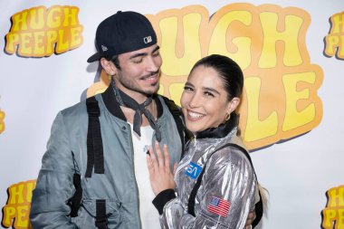 Müzisyen Jonah Dominiguez, dansçı Kiersten Willis Mostafa Elmorsy 'nin doğum günü partisine katıldı. 5 Aralık 2025' te Hotel Ziggy, Los Angeles 'ta HUGH PEEPLE canlı performansı