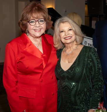Aktris Patrika Darbo ve Aktris Kathy Garver, 6 Aralık 2025 'te Bel-Air Country Club, Los Angeles' ta düzenlenen 70. Thalians Tatil Galasına katıldılar.