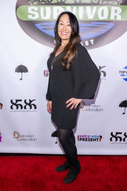 Hayatta kalan 30 yarışmacı Nina Poersch, Brice ve Wen 'in sunduğu 49. Kurtuluş Sezonu Finali Partisi' ne katılıyor.