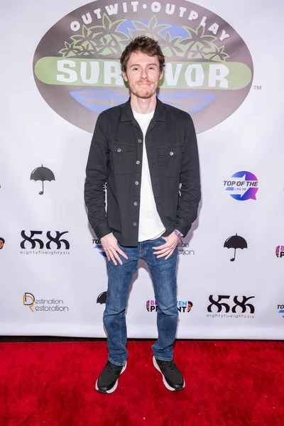 Hayatta kalan yarışmacı Zach Wurtenberger, Brice ve Wen 'in sunduğu 49. Kurtuluş Sezonu Finali Partisi' ne katılıyor.