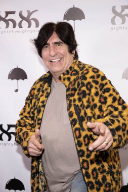 Müzisyen Martin Blasick, 22 Aralık 2025 'te Beverly Center Mall, Los Angeles, CA' daki 8586 mağazasında Umbrella Giyim 'in açılış partisine katıldı.