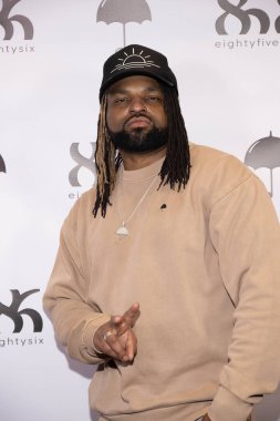 Amerikalı rapçi / sanatçı J French, Umbrella Clothing line 'ın açılış partisine katıldı. J French, Beverly Center Mall, Los Angeles' taki 8586 mağazasında, 22 Aralık 2025