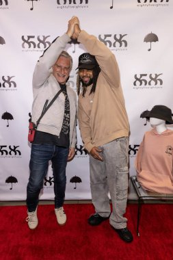 Sanatçı menajeri Matt Coleman, Amerikalı rapçi / sanatçı J French, Beverly Center Mall, Los Angeles, CA, 22 Aralık 2025 'te J French tarafından yapılan Umbrella Giyim tanıtım partisine katıldı.