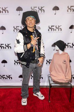 Moda Danışmanı JJ Hsieh, J French 'in Beverly Center Mall, Los Angeles' taki 8586 mağazasında düzenlediği Umbrella Giyim tanıtım partisine katılıyor.