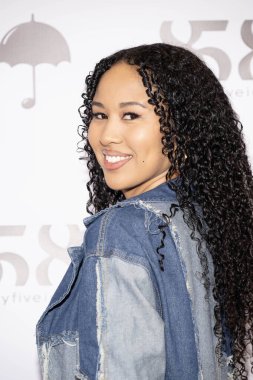 Aktris / Yapımcı Christina Cooper, Şemsiye Giyim 'in açılış partisine katılıyor. J French, Beverly Center alışveriş merkezindeki 8586 mağazasında, Los Angeles, CA, 22 Aralık 2025