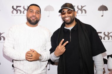 8586 CEO Jeremy Trayvon ve arkadaşı ile birlikte Beverly Center Mall, Los Angeles, CA, 22 Aralık 2025 'te J French tarafından başlatılan Umbrella Giyim şirketinin açılış partisine katıldı.