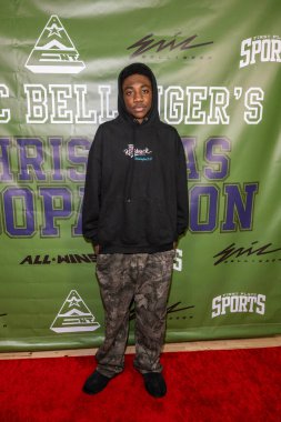 Aktör Christian Isaiah, Eric Bellinger ile birlikte Los Angeles, CA, 23 Aralık 2025 'te düzenlenen 2. Yıllık Noel Oyuncak Yarışması' na katıldı.