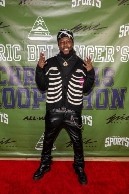 Müzik sanatçısı OFB Young, Eric Bellinger ile birlikte Los Angeles, CA, 23 Aralık 2025 'te düzenlenen 2. Yıllık Noel Ünlüleri HoopAthon ve Oyuncak Sürücüsüne katıldı.