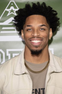 Şarkıcı Jerome Dillard, Eric Bellinger ile birlikte Los Angeles, CA, 23 Aralık 2025 tarihli 2. Yıllık Noel Ünlüleri HoopAthon and Toy Drive 'a katıldı.