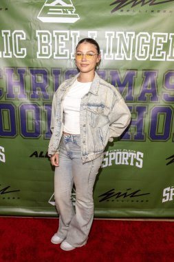 Model Avani Brown, Eric Bellinger ile birlikte Los Angeles, Los Angeles, CA, 23 Aralık 2025 'te düzenlenen 2. Yıllık Noel Oyuncak Yarışması' na katıldı.