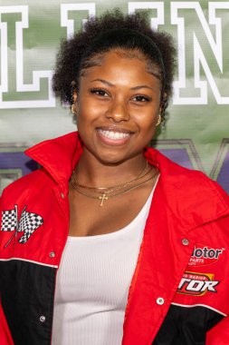 Model / Etkilendirici Alyssa Frazier, Eric Bellinger ile birlikte Los Angeles, CA, 23 Aralık 2025 'te düzenlenen 2. Yıllık Noel Ünlüler Zıpzıpzıp ve Oyuncak Sürücüsü' ne katıldı.