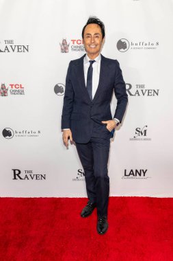 Sunucu Jaime Monroy, 15 Ocak 2026 'da TCL Çin Tiyatrosu' nda 'Kuzgun' un dünya prömiyerine katıldı.