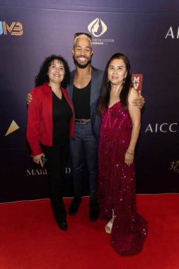 Yönetmen Harry Locke IV misafirleriyle birlikte Sheraton San Gabriel, Los Angeles 'ta düzenlenen 37. Asya Güzellik Yarışması' na katılmıştır.