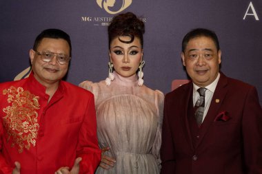 DJM3 Sanat Eğitimi CEO 'su Julie Shen, Los Angeles Beverly Arts TV sunucusu / kurucusu Joey Zhou, Sheraton San Gabriel, Los Angeles, CA, 24 Ocak 2026' da düzenlenen 37.