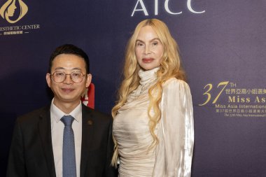 Profesör Lingyun Xiang, Aktris Christina Fulton Sheraton San Gabriel, Los Angeles 'ta düzenlenen 37. Asya Güzellik Yarışması' na katıldı.