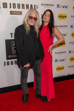 Sanatçı Sir Brett-Livingstone Strong, Aktris Saint Heart AI + Web3 Devrim Öncesi Grammy Ödülleri Galasına katıldı.