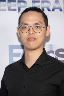 Editör Alex Ju, 10 Şubat 2026 'da Culver Theater, Los Angeles' ta Echos TV ve Mindatorium Studios 'Deep Frame' in Los Angeles prömiyerine katıldı.