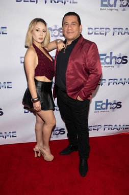 Model Dana ile Icon TV Başkanı Rafael Villalta, 10 Şubat 2026 'da Culver Theater, Los Angeles' ta Echos TV ve Mindatorium Stüdyolarının 'Deep Frame' in Los Angeles galasına katıldı.