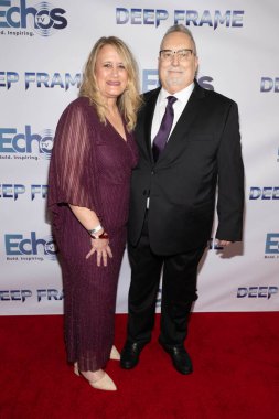 Yapımcı Bill ve Michele Tieman, Culver Theater, Los Angeles, CA, 10 Şubat 2026 'da Echos TV ve Mindatorium Studios' Deep Frame 'in Los Angeles Premiere' ine katılıyor.