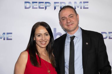 PR Karla Silva, Echo TV 'nin kurucularından Ashkan Tabibnia, 10 Şubat 2026' da Culver Theater, Los Angeles 'ta Echos TV ve Mindatorium Studios' Deep Frame 'in Los Angeles galasına katıldı.