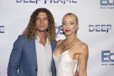 Aktör Dwayne Hilton JR, Yapımcı Candace Norville 10 Şubat 2026 'da Culver Theater, Los Angeles' ta Echos TV ve Mindatorium Studios 'Deep Frame' in Los Angeles Premiere 'ine katıldı.