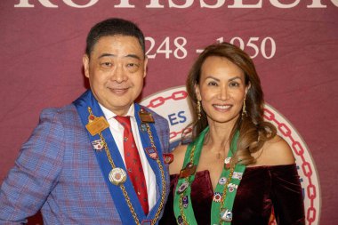 Los Angeles Beverly Arts 'ın TV sunucusu / kurucusu Joey Zhou, Bailli de San Diego Lady Lena Evans 14 Şubat 2026' da Los Angeles Ünlüler Merkezi 'nde düzenlenen Chaine des Rotisseurs Sevgililer Günü Bölgesel Kabul Töreni' ne katıldı.