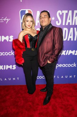 Icon TV 'nin başkanı Rafael Villalta ve Model Dana Affinity Nightlife 14 Şubat 2026' da SkyBar Mondrian Hotel Los Angeles 'ta düzenlenen NBA All-Star Cumartesi Partisini sunar.