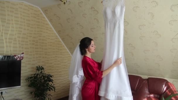 poslední inspekce svatební šaty