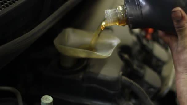 Výměna oleje v autě na čerpací stanici