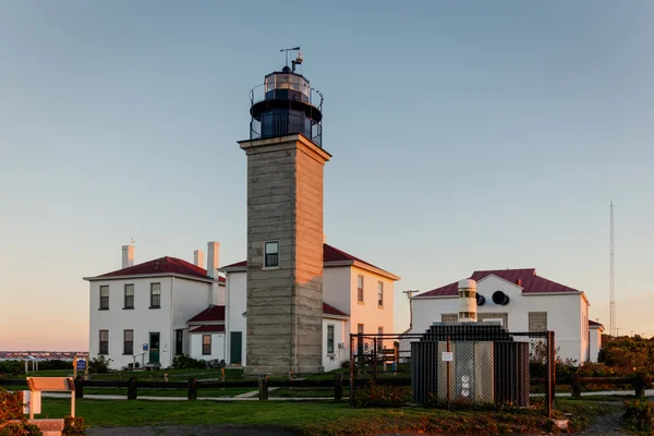 Beavertail vuurtoren bij dageraad — Stockfoto