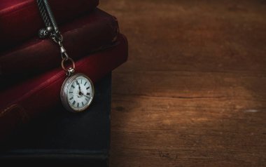 Masada cep saati olan eski kitaplar, mesaj için yeri olan karamsar zaman kavramı. .