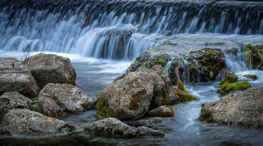 Fontaine de vaucluse, birçok şelaleden birini gösteriyor, Provence France .