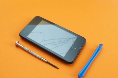 Bozuk ekranlı akıllı telefon ve tamir için aletler. parlak grafik resmi .