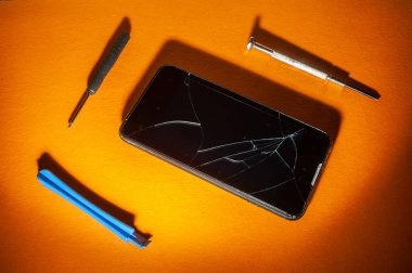 Bozuk ekranlı akıllı telefon ve tamir için aletler. parlak grafik resmi .