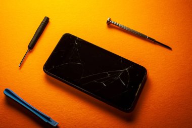 Bozuk ekranlı akıllı telefon ve tamir için aletler. parlak grafik resmi .
