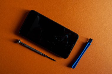 Bozuk ekranlı akıllı telefon ve tamir için aletler. parlak grafik resmi .
