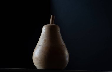 Koyu armut, stüdyo tarzı çekim. Sağlıklı beslenme kavramı. .