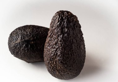 avokado beyaz arkaplanda izole edildi .