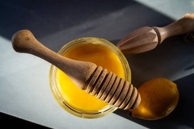 Çiselemeli bal kabı ve sıkmalı limon, gölgeli grafik resim