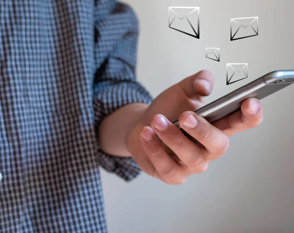 Hombre Enviar Mensajes Texto Correos Electrónicos Teléfono Móvil Por Negocios — Foto de Stock