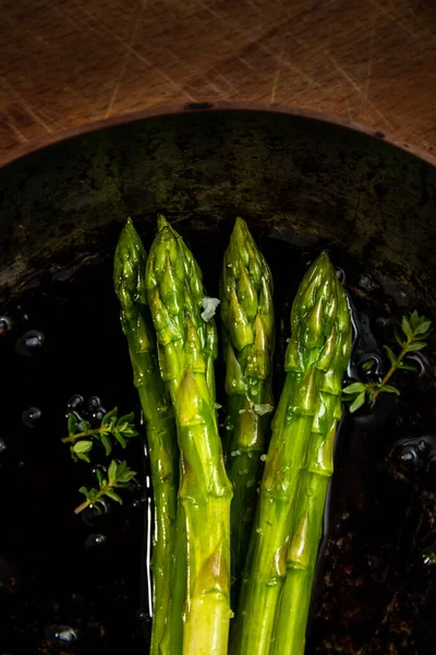 Szparagi Włócznie Patelni Drewnianej Desce Krojenia Dobre Jedzenie Zdrowe Odżywianie — Zdjęcie stockowe
