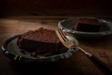 Ev yapımı çikolatalı kek ya da ahşap masada browni, sağlıksız yemek.