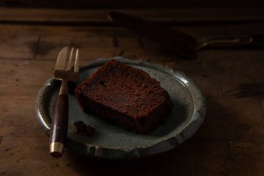 Ev yapımı çikolatalı kek ya da ahşap masada browni, sağlıksız yemek.