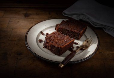 Ev yapımı çikolatalı kek ya da ahşap masada browni, sağlıksız yemek.