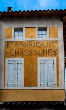 06.01,, 2021 L 'isle sur la sorgue, vaucluse, France, sarı boyalı cephe (çeviri, uzman mobilya üreticisi) L' isle sur la sorgue, provence France ,