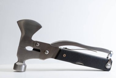 Beyaz arkaplan, kamp ve hayatta kalma araçları üzerinde çok amaçlı araç