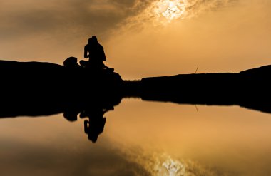 Yoga oynarken siluet kadın